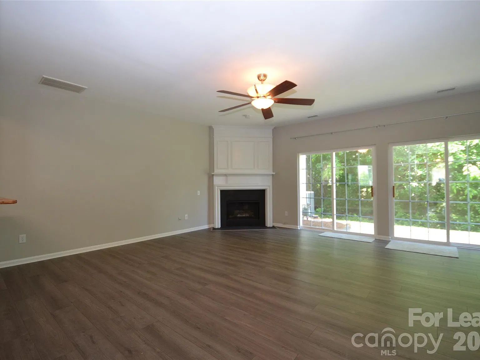 3 bed, 2.5 bath, 1402 sqft, $1,900 — Photo 4