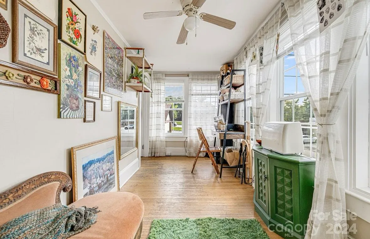 1902 Arlington Pl — Photo 1