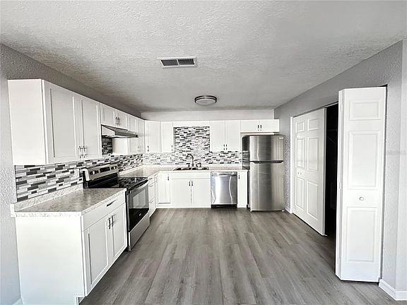 3rd image of 3761 NE 40th Pl APT D