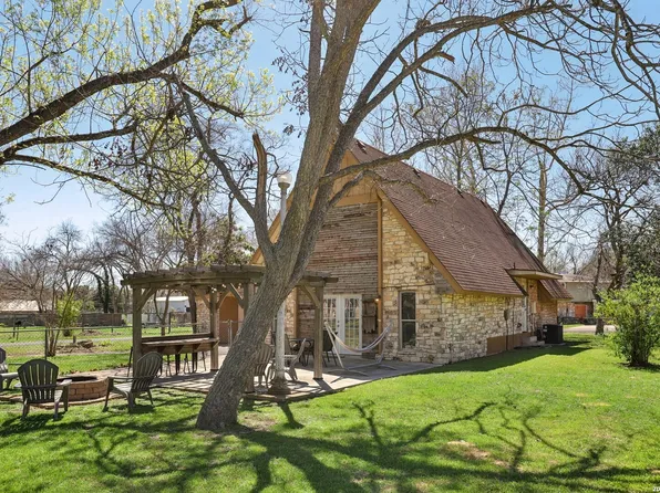 122 Nueces, Seguin, TX 78155