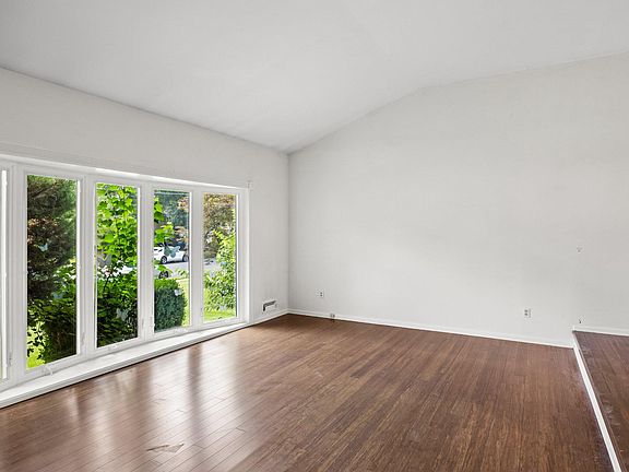 5th image of 38 Knollwood Dr