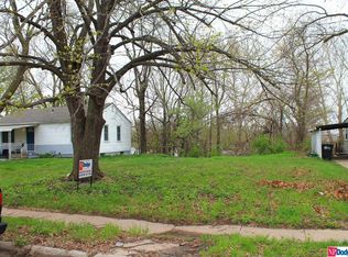 7233 N Ridge Dr, Omaha, NE 68112