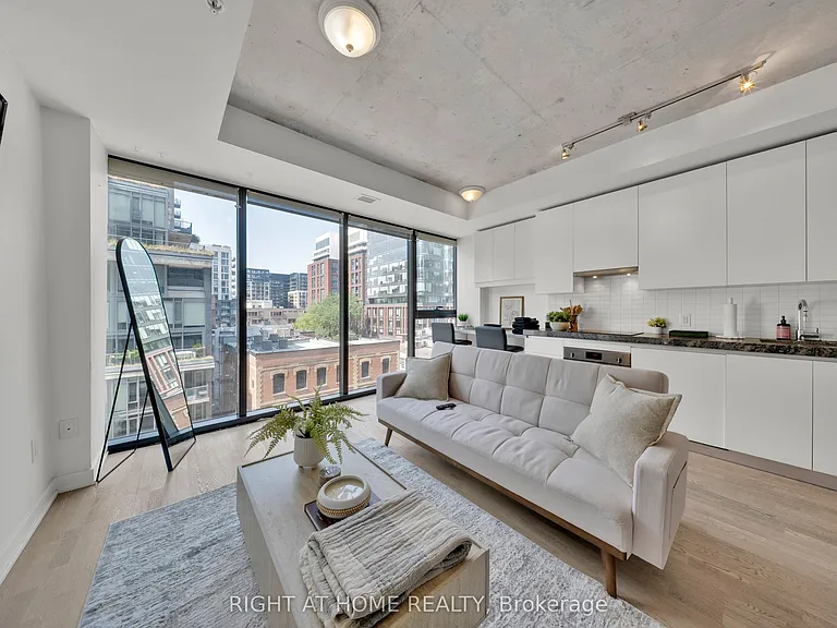 629 King St W #625 — Photo 7