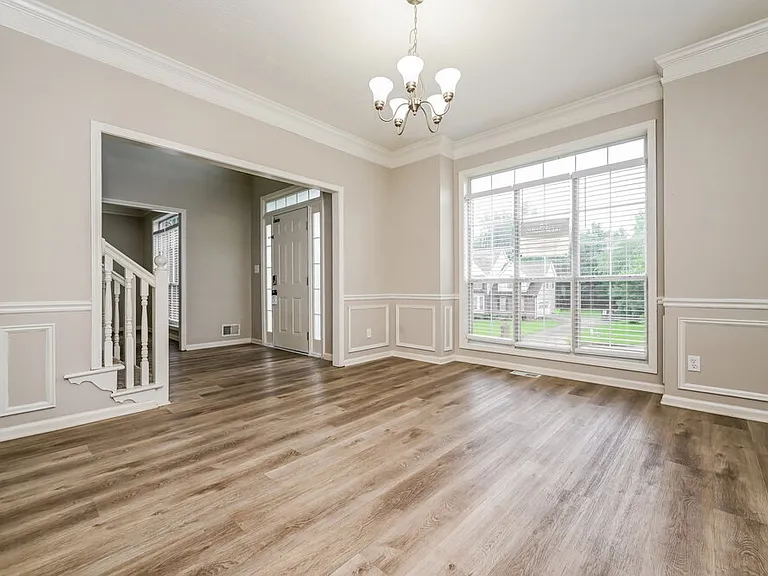 135 Stratmore Pl — Photo 6