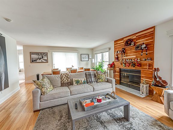 4th image of 404 Mountain Ridge Drive