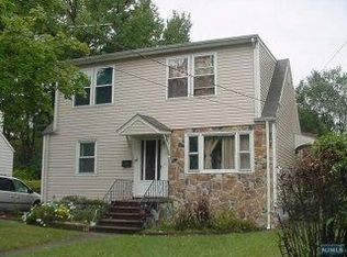 30 Glenwood Dr E, Bergenfield, NJ 07621