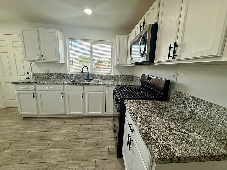325 W 37th St — Photo 17