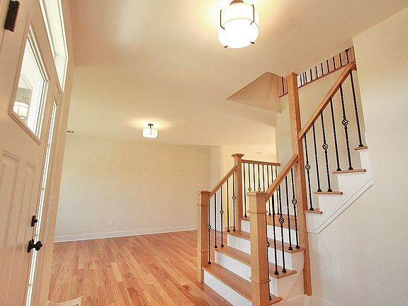 3rd image of 83 Frank St