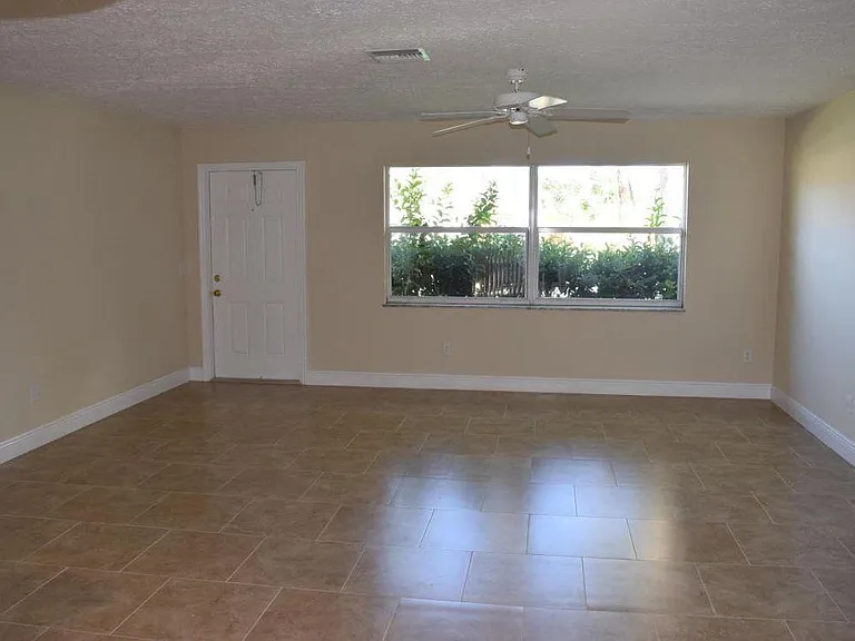 1652 SE Floresta Dr — Photo 2