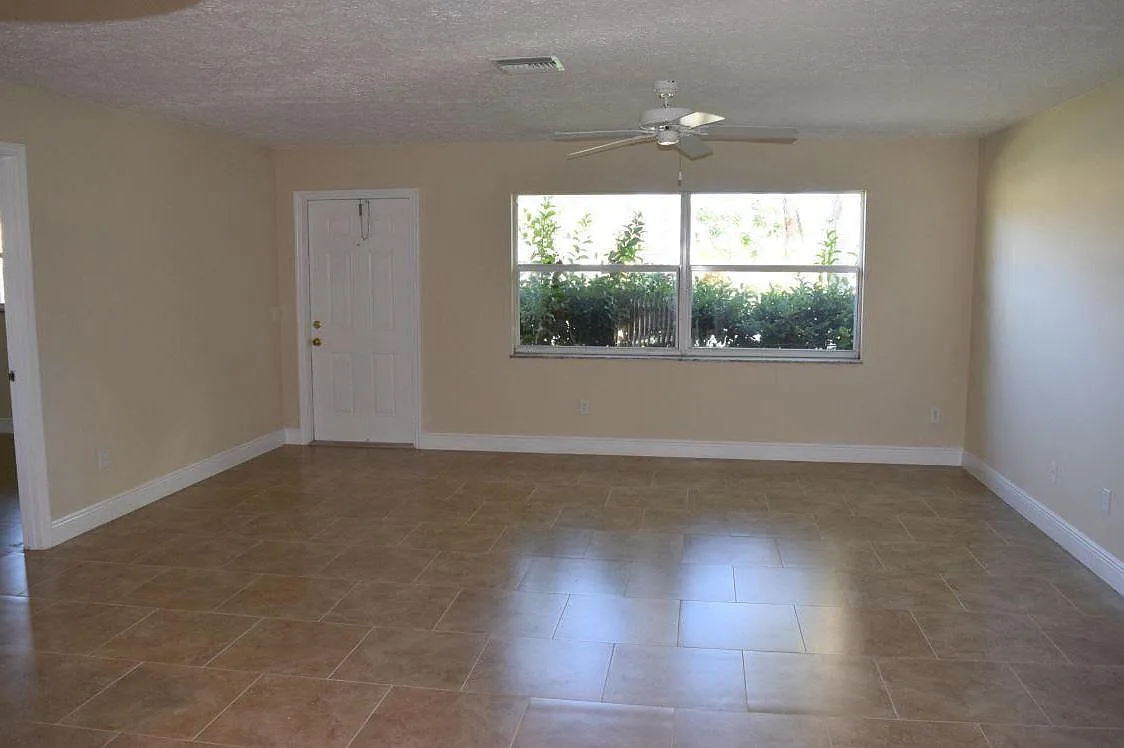 Building Photo - 1652 SE Floresta Dr