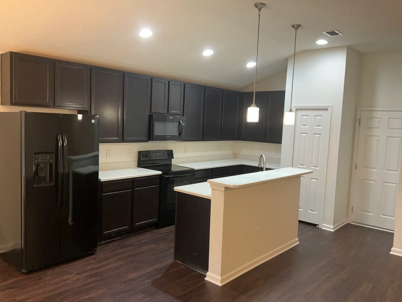 3 bed, 2.0 bath, 1768 sqft, $2,295 — Photo 3
