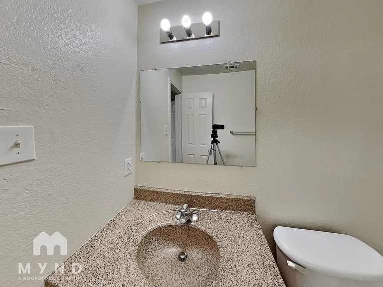 1421 E Robert St — Photo 15