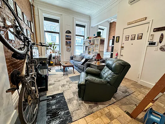 Rented by Safdie Realty Group | media 13