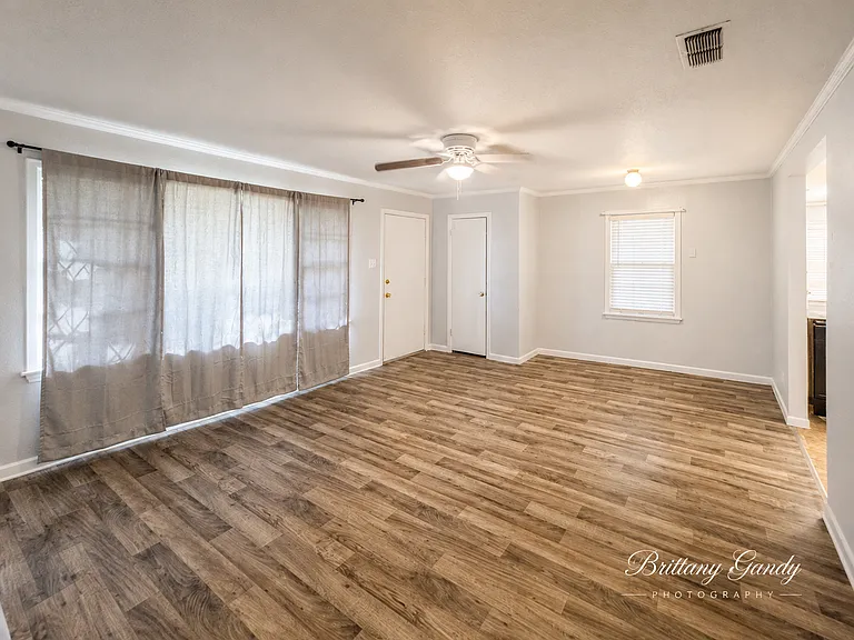 1504 Leslie St — Photo 6