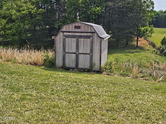 5th image of 223 Tweed Rd