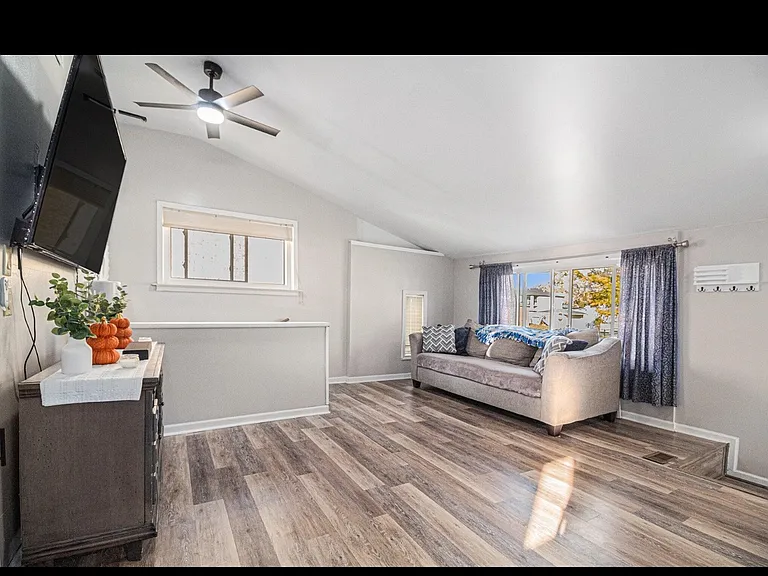 6081 Nightingale St — Photo 3