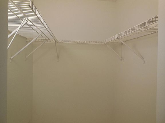 5th image of 913 Meadows Cir #913