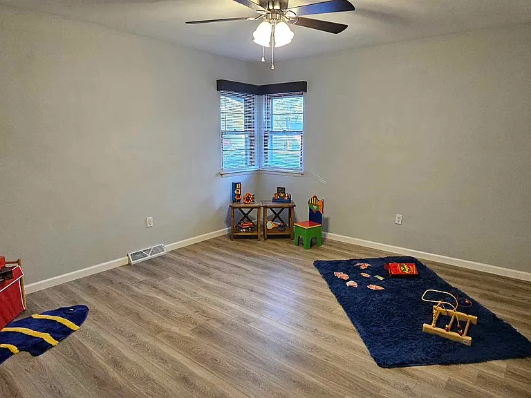 10 Carolyn St — Photo 19