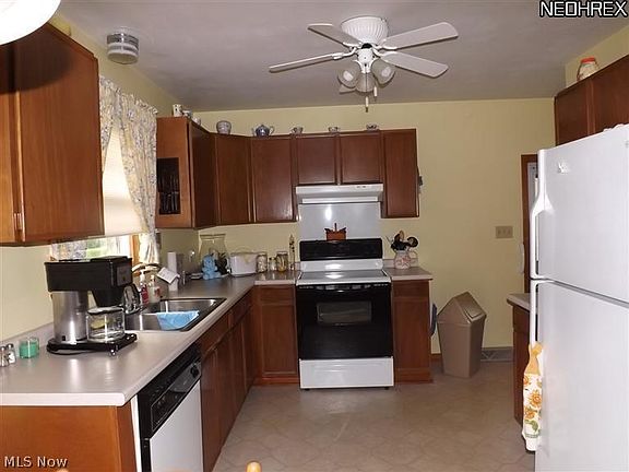 3rd image of 31 Lake Breeze Dr