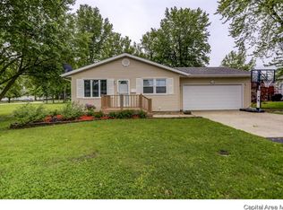 1004 E Stevenson St, Taylorville, IL 62568