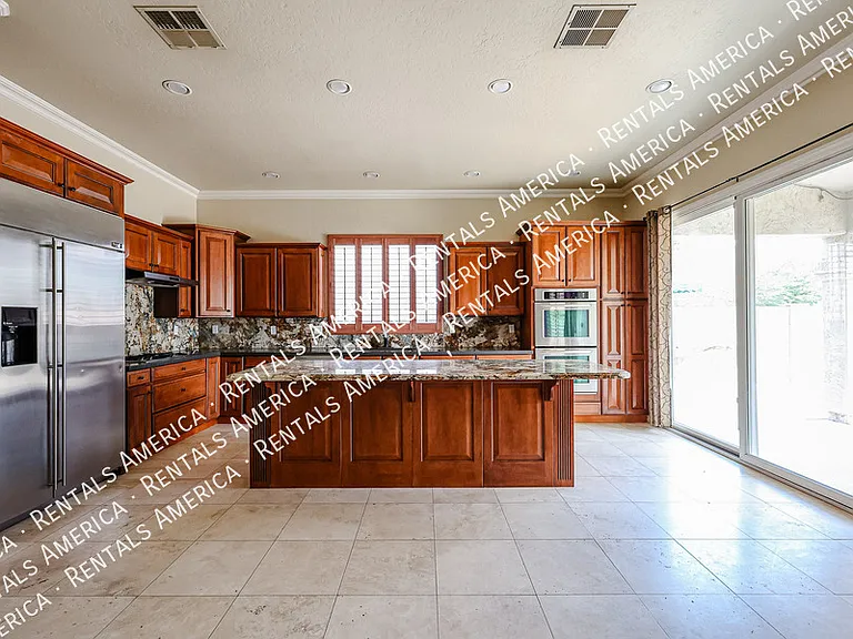 2211 W Olive Way — Photo 8