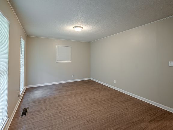 18 Lucy Ln-8_07102025