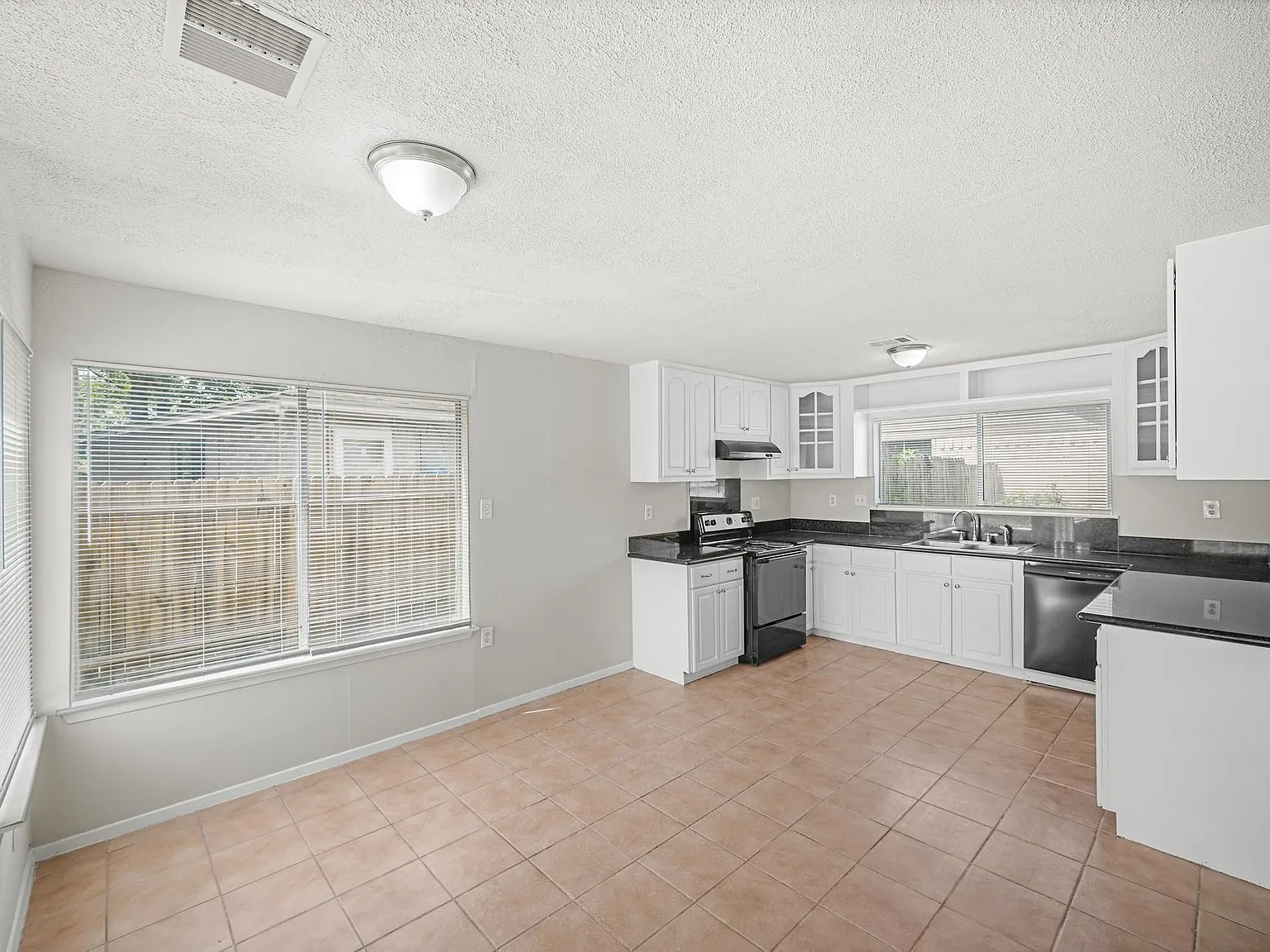 4 bed, 2.5 bath, 1712 sqft, $1,715 — Photo 2