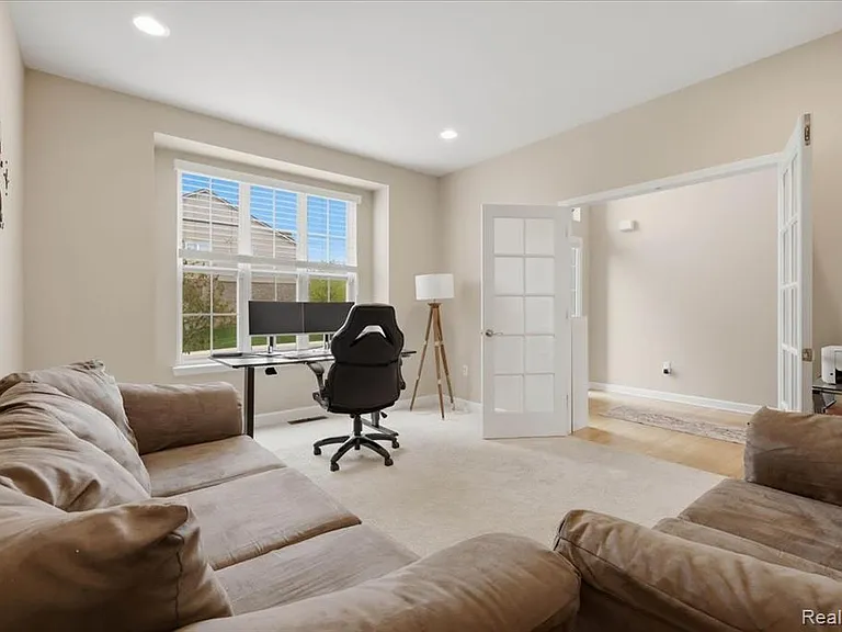 1114 Wales Dr — Photo 10