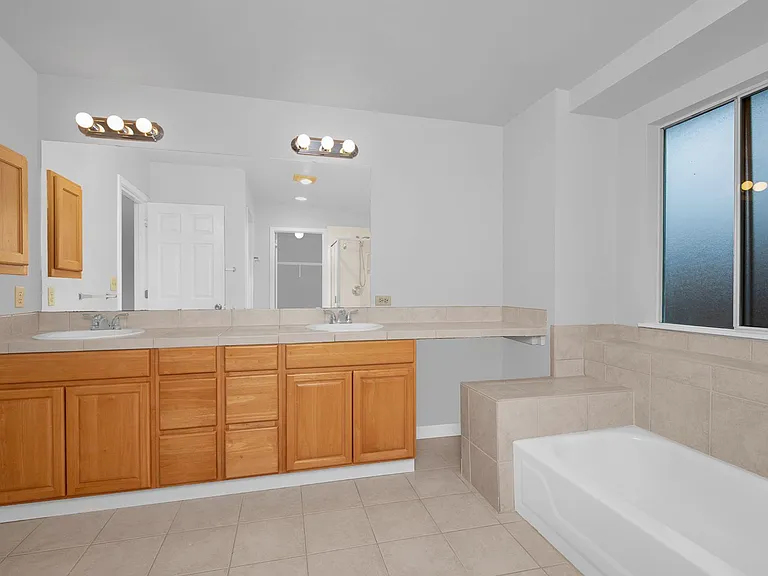 10708 NE 107th Pl — Photo 17
