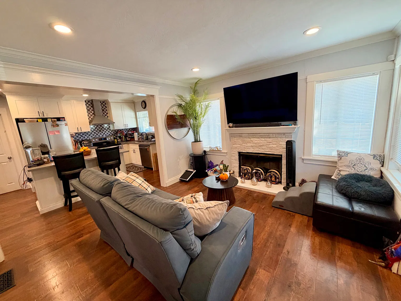 2 bed, 836 sqft, $4,295 — Photo 4