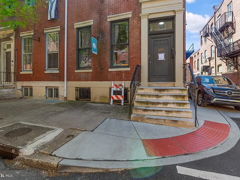 916 Pine St #3R — Photo 10