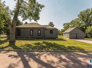 611 N 3rd St, Beresford, SD 57004