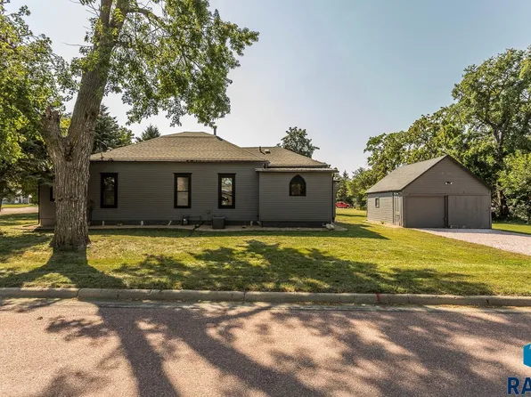 611 N 3rd St, Beresford, SD 57004