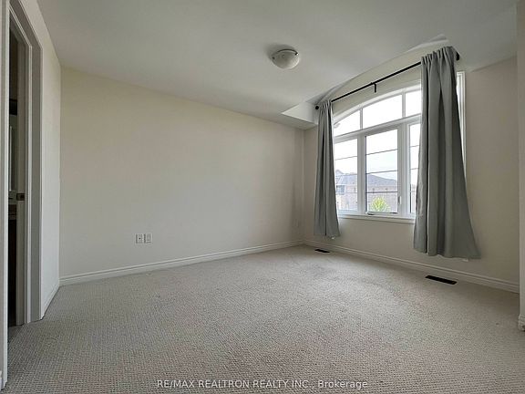 5th image of 15 Forest Edge Cres
