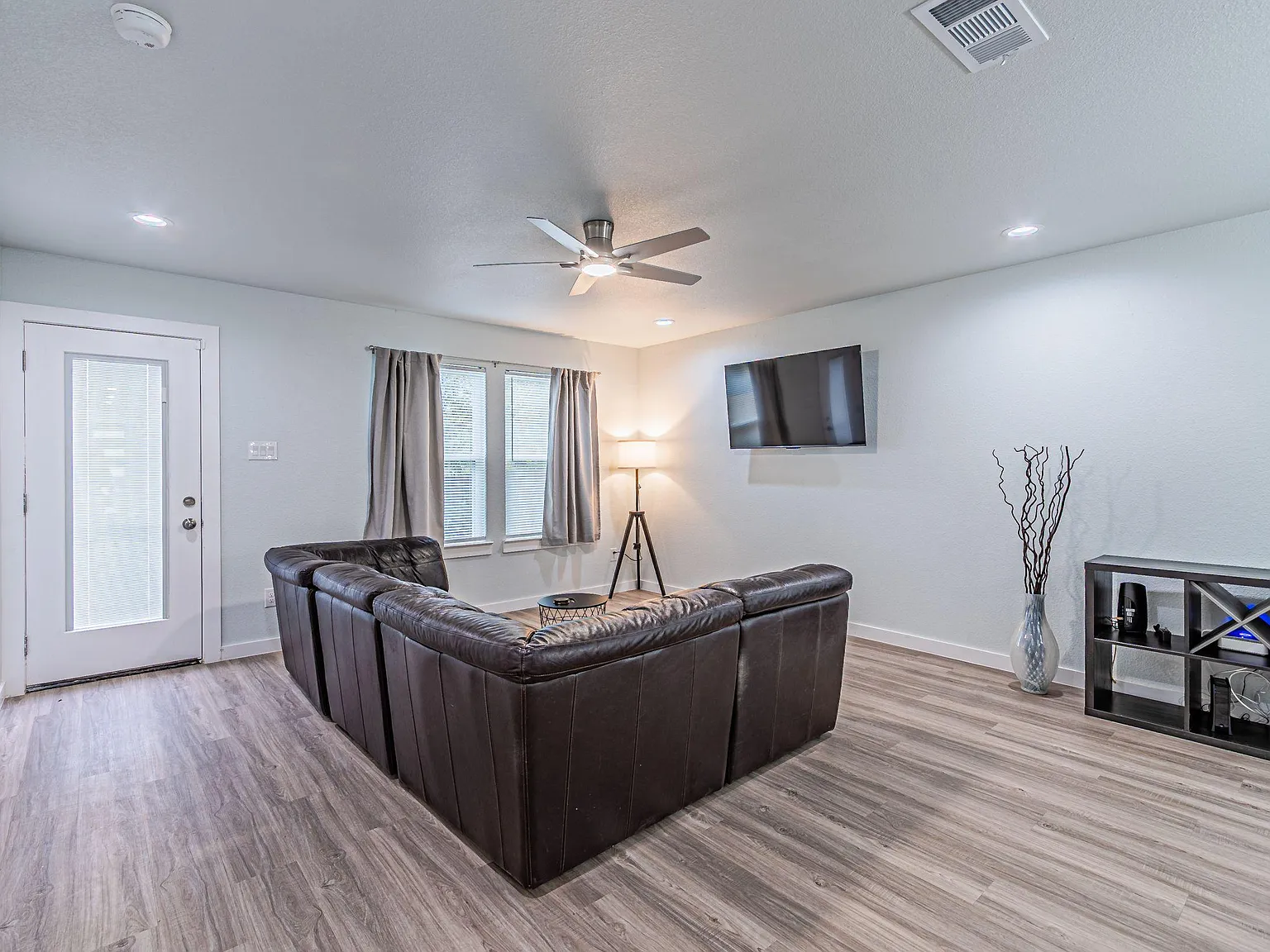 4 bed, 2.5 bath, 1650 sqft, $845 — Photo 2