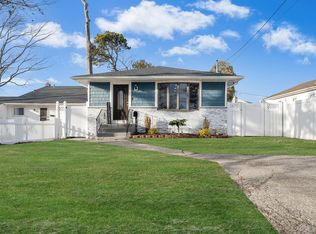 201 Woods Rd, North Babylon, NY 11703