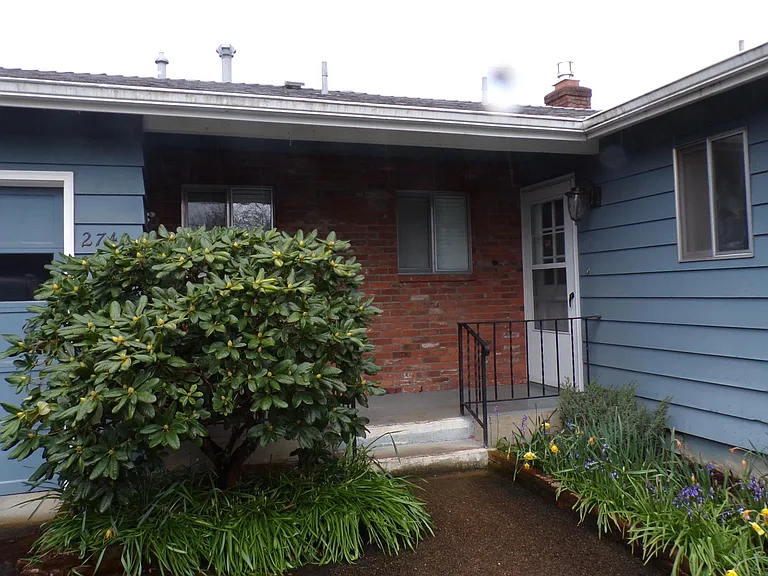 2740 NW Stewart St — Photo 2