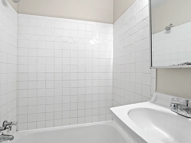 Race Street Apartments — Photo 17