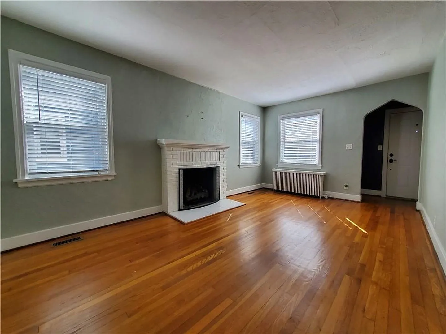 Super charming and updated cottage in desirable Colonial Place! — Photo 3