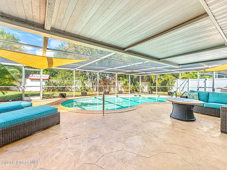 113 Las Palmas — Photo 34