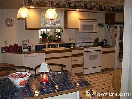 kitchen.. w/ eat at ceramic bar