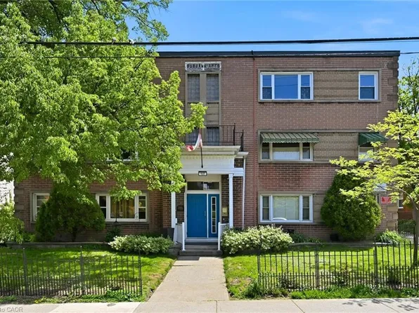 137 Emerald St S #28, Hamilton, ON L8N 2V4