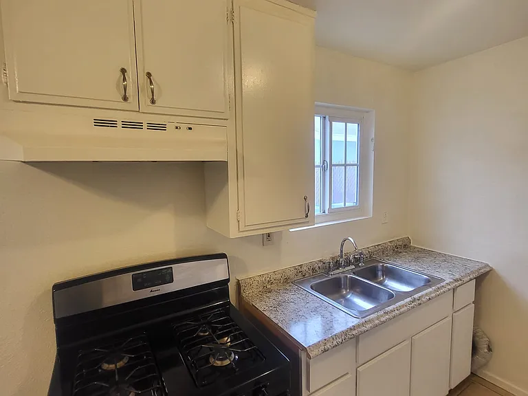 1444 Sanford Ave — Photo 10