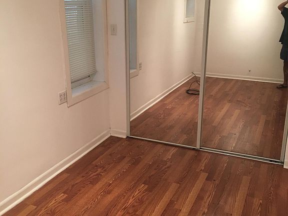 queen size bedrooms with mirrored closets