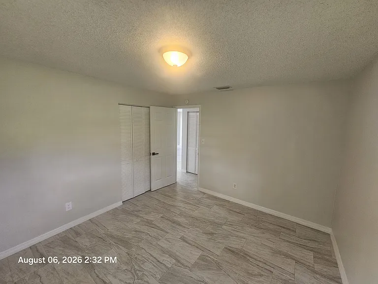 2572 Seneca Ave — Photo 9