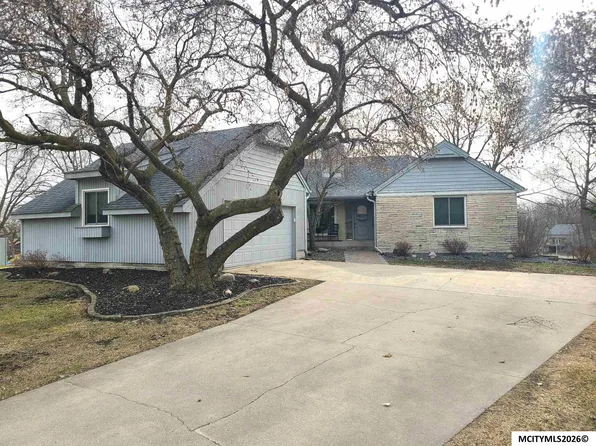 11 Knollwood Ct, Mason City, IA 50401