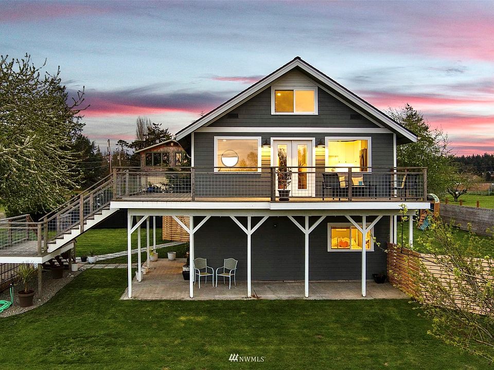 North Beach Beauty! 2 Story home with finished loft space. Remodeled by a master craftsman/builder/owner. 
