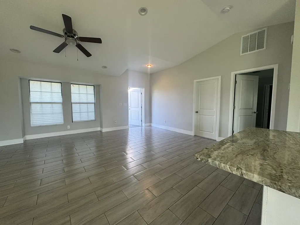 3 bed, 1204 sqft, $1,900 — Photo 4