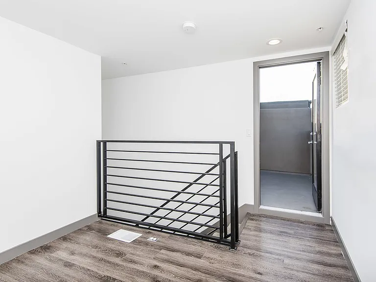 7036 La Tijera Blvd — Photo 10