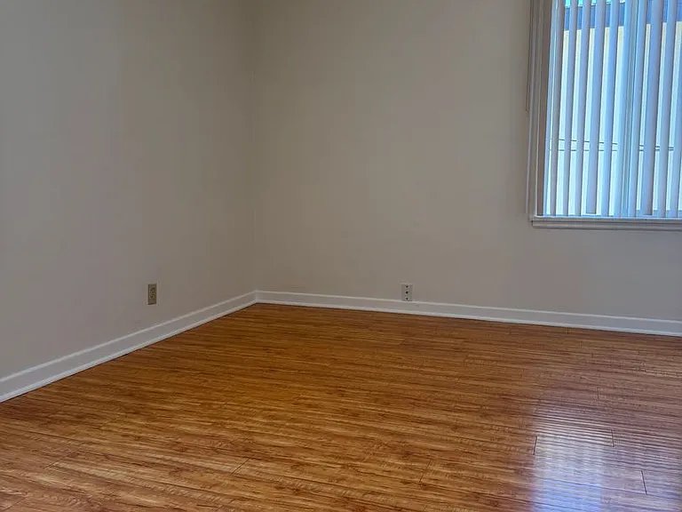 1056 Linden Ave — Photo 9